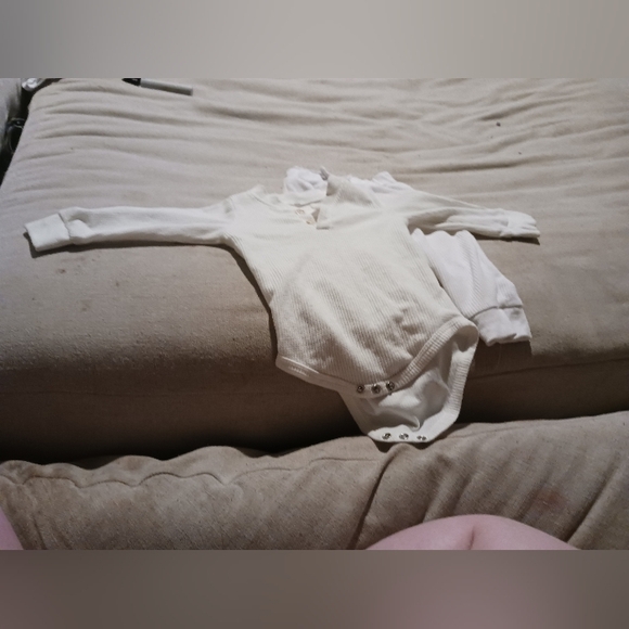 Cozy Ribbed Cream Long-Sleeve Baby Bodysuit & Pant Set – 3-6 Months - Picture 1 of 3